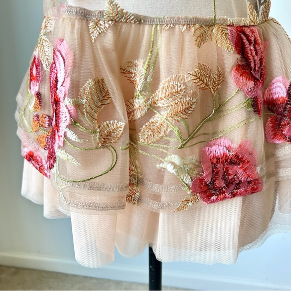 VONE Embroidered Floral Sleeveless Sheer Lelan Peplum Blouse—SZ. 6 - Picture 11 of 16